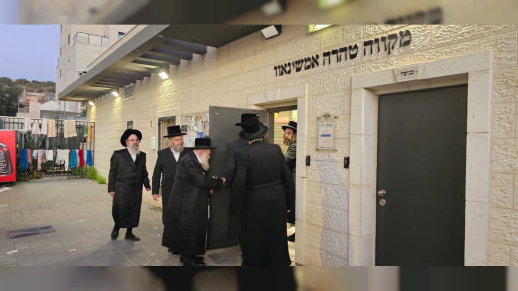 המשב"ק: האדמו"ר בוחן את השטריימל והעוגה שנחשפה המשב"ק: האדמו"ר בוחן את השטריימל והעוגה שנחשפה