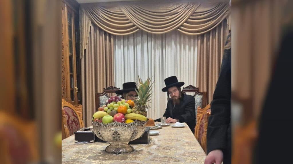 המשב"ק: האדמו"ר בוחן את השטריימל והעוגה שנחשפה המשב"ק: האדמו"ר בוחן את השטריימל והעוגה שנחשפה