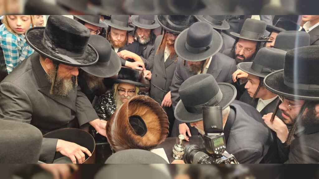 המשב"ק: האדמו"ר בוחן את השטריימל והעוגה שנחשפה המשב"ק: האדמו"ר בוחן את השטריימל והעוגה שנחשפה