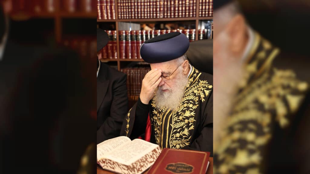 המשב"ק: האדמו"ר בוחן את השטריימל והעוגה שנחשפה המשב"ק: האדמו"ר בוחן את השטריימל והעוגה שנחשפה