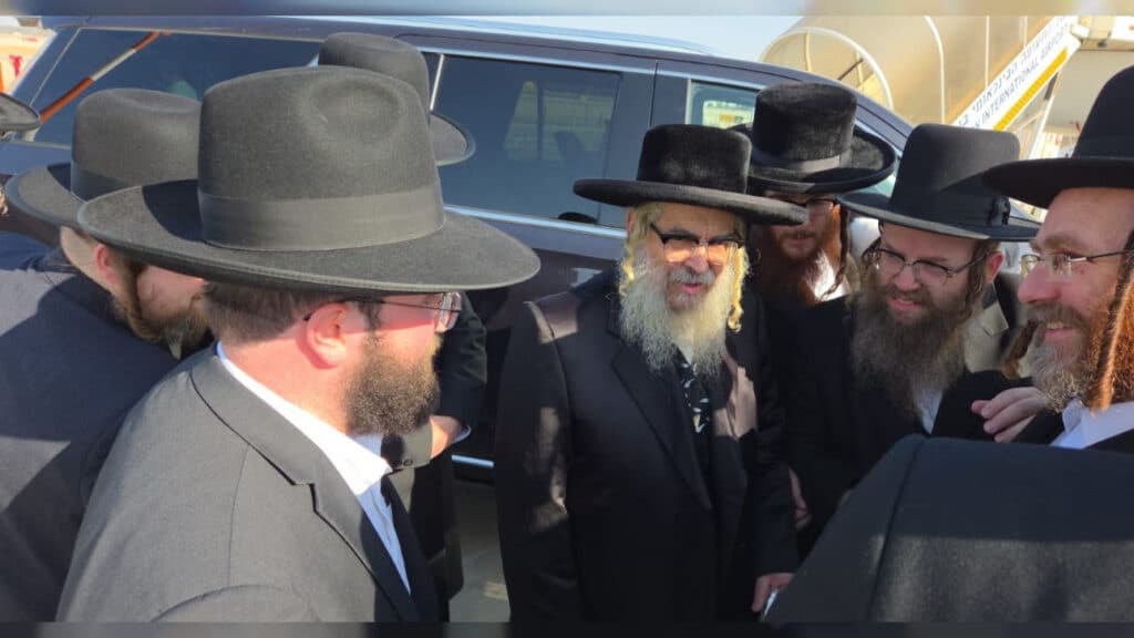 המשב"ק: האדמו"ר בוחן את השטריימל והעוגה שנחשפה המשב"ק: האדמו"ר בוחן את השטריימל והעוגה שנחשפה