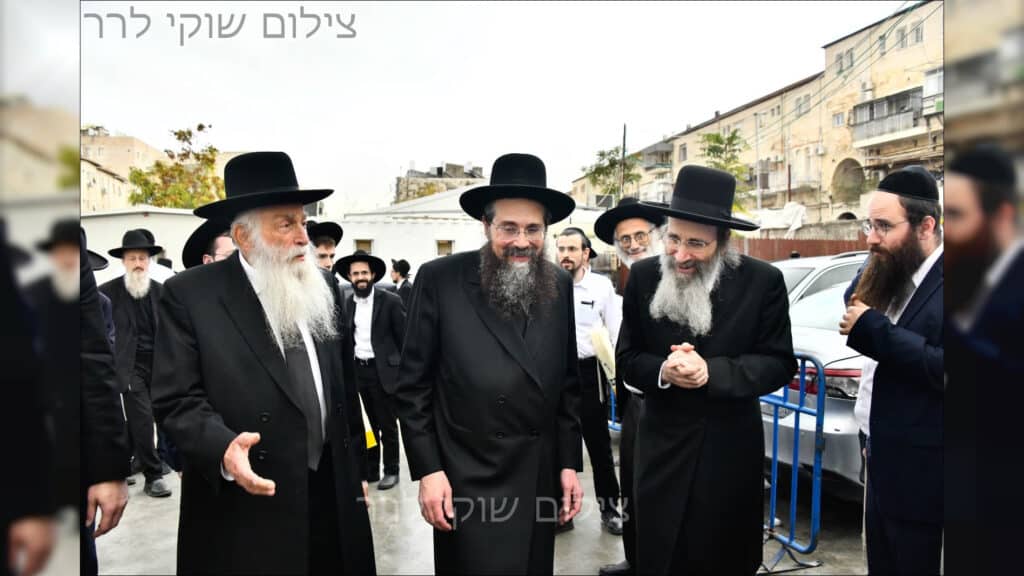 המשב"ק: האדמו"ר בוחן את השטריימל והעוגה שנחשפה המשב"ק: האדמו"ר בוחן את השטריימל והעוגה שנחשפה