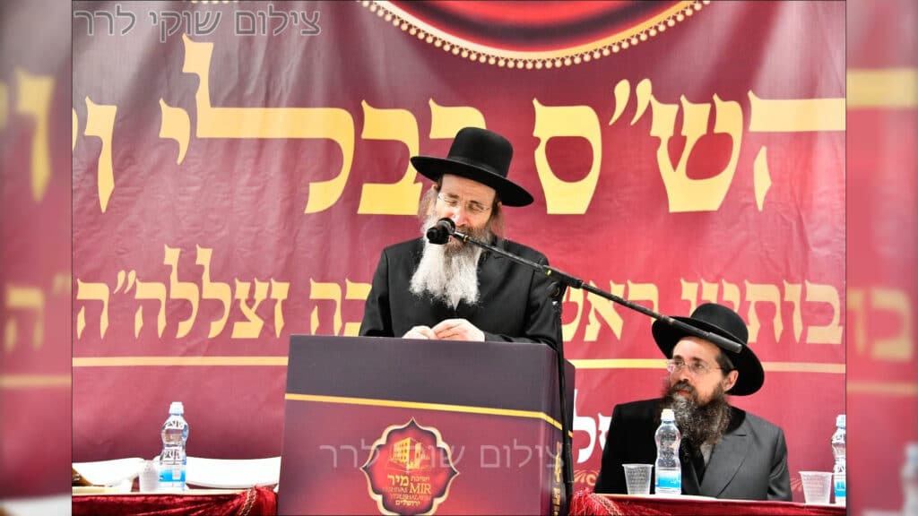 המשב"ק: האדמו"ר בוחן את השטריימל והעוגה שנחשפה המשב"ק: האדמו"ר בוחן את השטריימל והעוגה שנחשפה