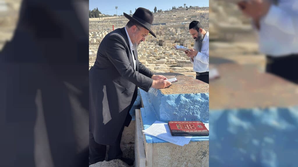 המשב"ק: האדמו"ר בוחן את השטריימל והעוגה שנחשפה המשב"ק: האדמו"ר בוחן את השטריימל והעוגה שנחשפה