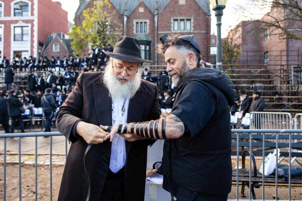 צירי תנועה נחסמו לטובת תצלום של אלפי שלוחי חב"ד צירי תנועה נחסמו לטובת תצלום של אלפי שלוחי חב"ד