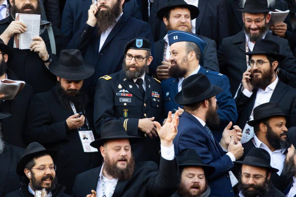 צירי תנועה נחסמו לטובת תצלום של אלפי שלוחי חב"ד צירי תנועה נחסמו לטובת תצלום של אלפי שלוחי חב"ד