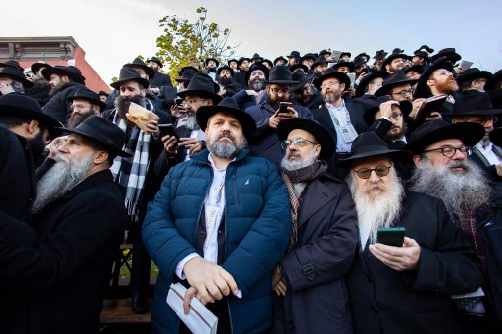 צירי תנועה נחסמו לטובת תצלום של אלפי שלוחי חב"ד צירי תנועה נחסמו לטובת תצלום של אלפי שלוחי חב"ד