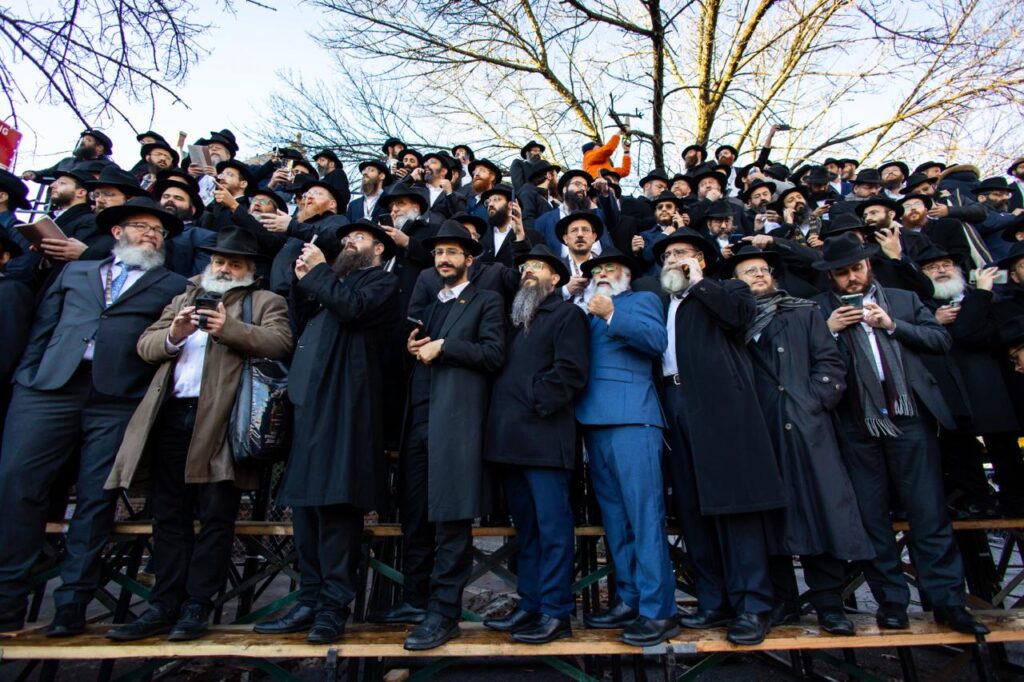 צירי תנועה נחסמו לטובת תצלום של אלפי שלוחי חב"ד צירי תנועה נחסמו לטובת תצלום של אלפי שלוחי חב"ד