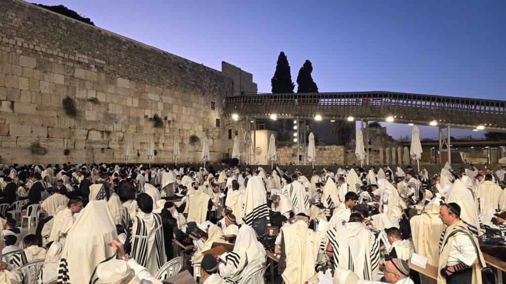 חרפה: נשות הכותל הבריחו ספר תורה דרך השירותים