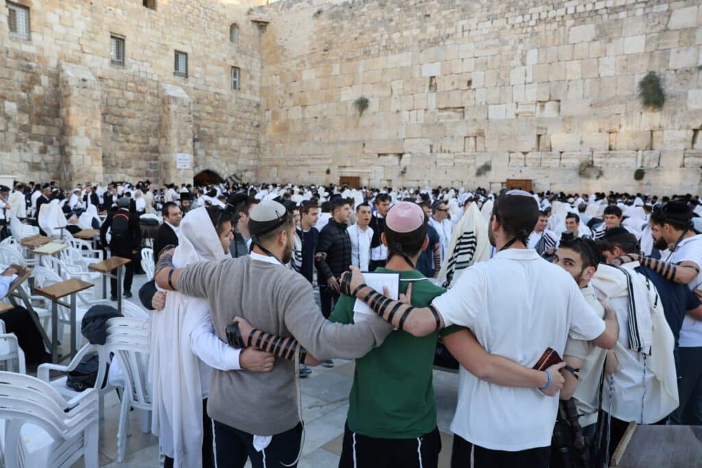 חרפה: נשות הכותל הבריחו ספר תורה דרך השירותים