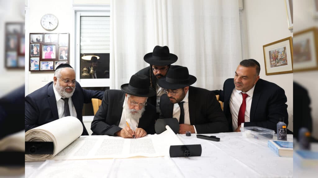 קהילת חזון יוסף חגגה הכנסת ספר תורה חדש