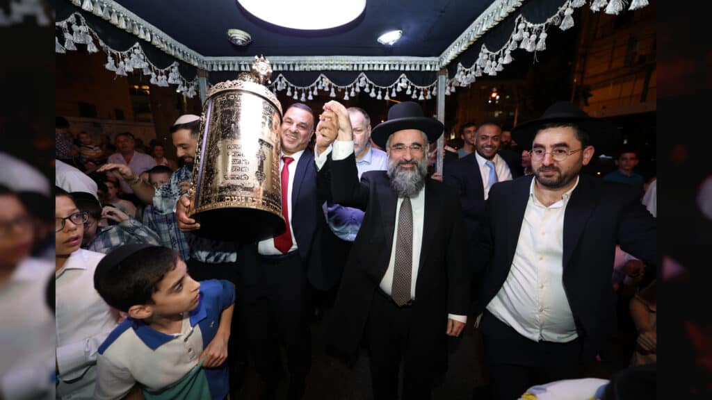 קהילת חזון יוסף חגגה הכנסת ספר תורה חדש