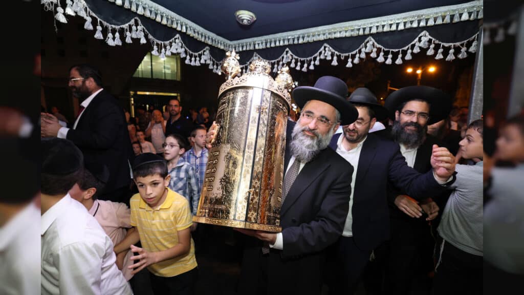 קהילת חזון יוסף חגגה הכנסת ספר תורה חדש