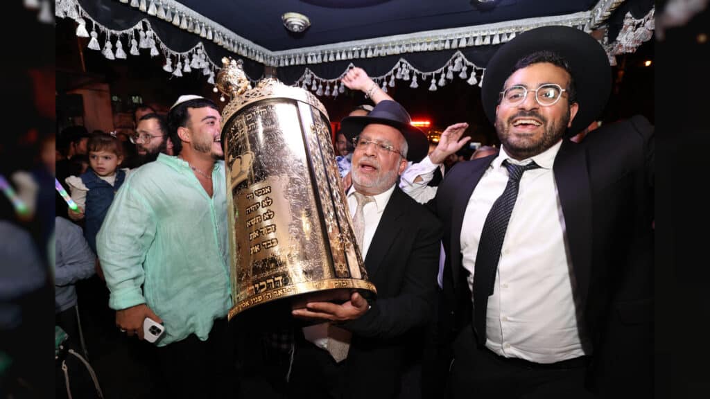 קהילת חזון יוסף חגגה הכנסת ספר תורה חדש