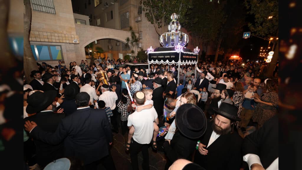 קהילת חזון יוסף חגגה הכנסת ספר תורה חדש