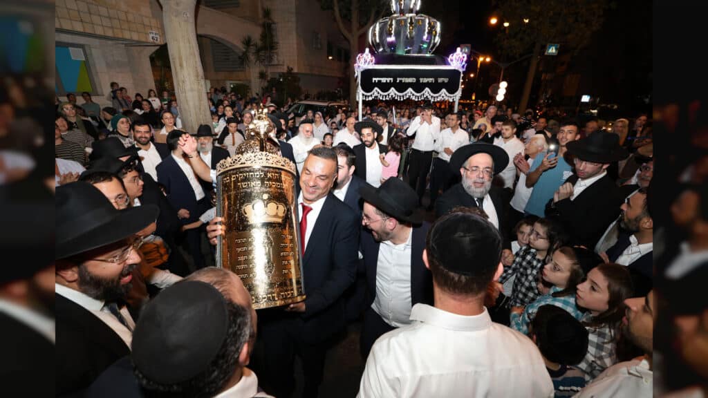 קהילת חזון יוסף חגגה הכנסת ספר תורה חדש