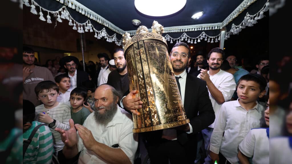 קהילת חזון יוסף חגגה הכנסת ספר תורה חדש