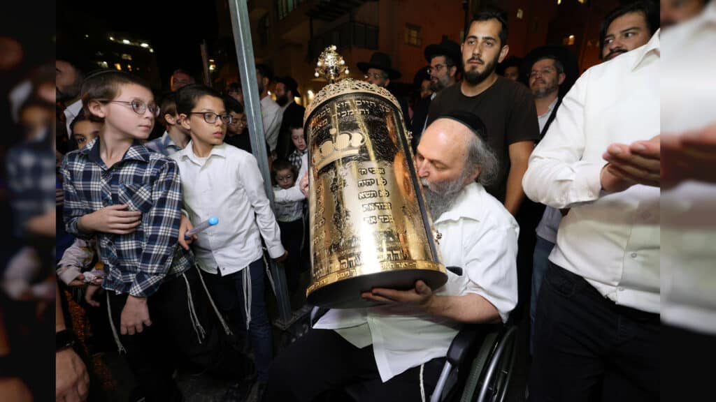 קהילת חזון יוסף חגגה הכנסת ספר תורה חדש