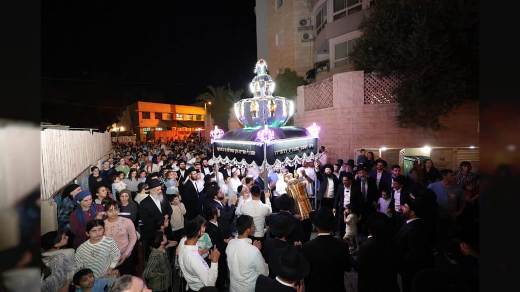 קהילת חזון יוסף חגגה הכנסת ספר תורה חדש