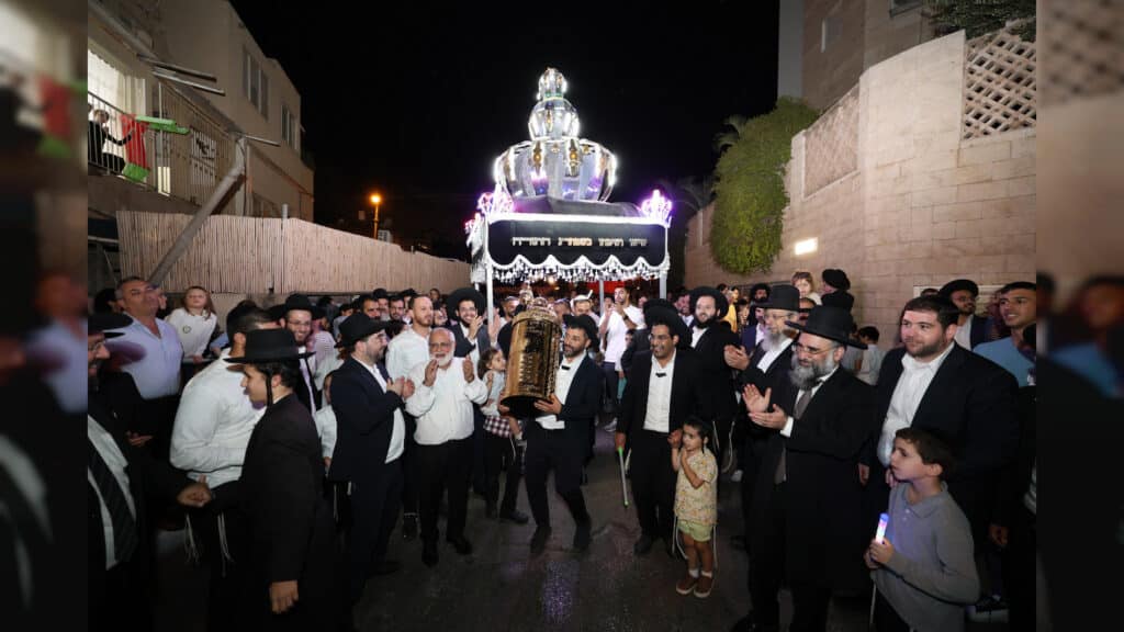 קהילת חזון יוסף חגגה הכנסת ספר תורה חדש