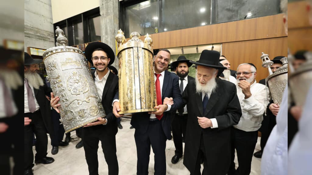 קהילת חזון יוסף חגגה הכנסת ספר תורה חדש