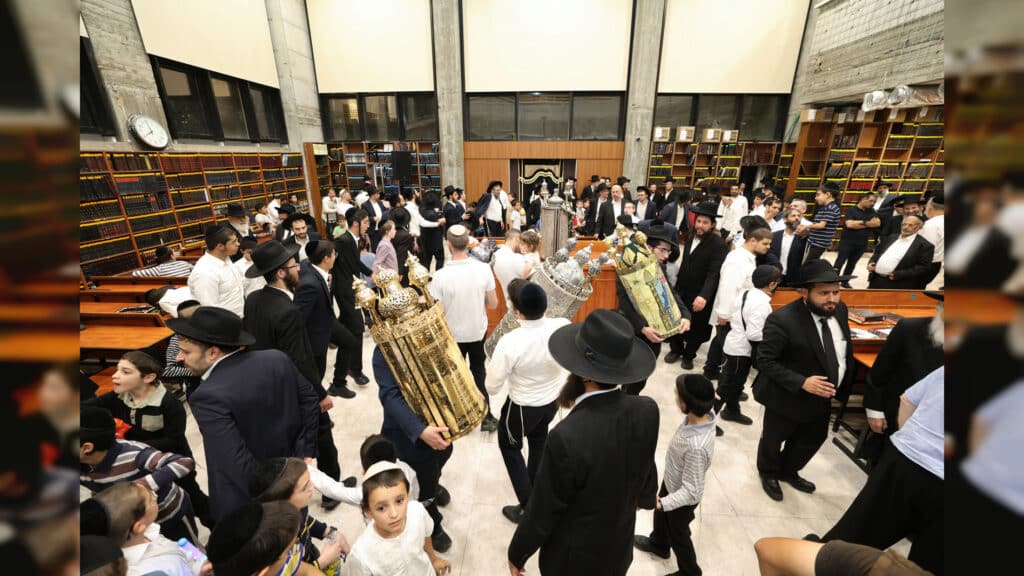 קהילת חזון יוסף חגגה הכנסת ספר תורה חדש