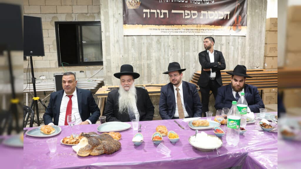 קהילת חזון יוסף חגגה הכנסת ספר תורה חדש