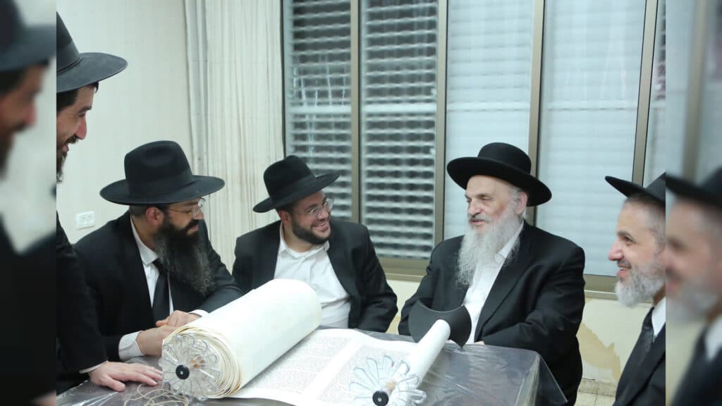בישיבת אהל תורה מעמד הכנסת ספר תורה חדש