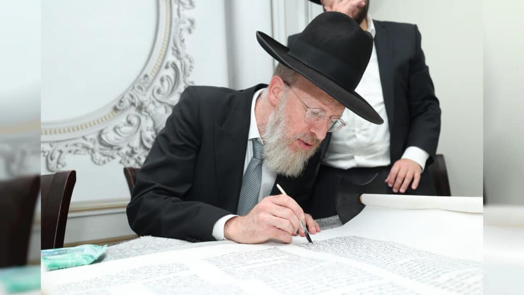 בישיבת אהל תורה מעמד הכנסת ספר תורה חדש