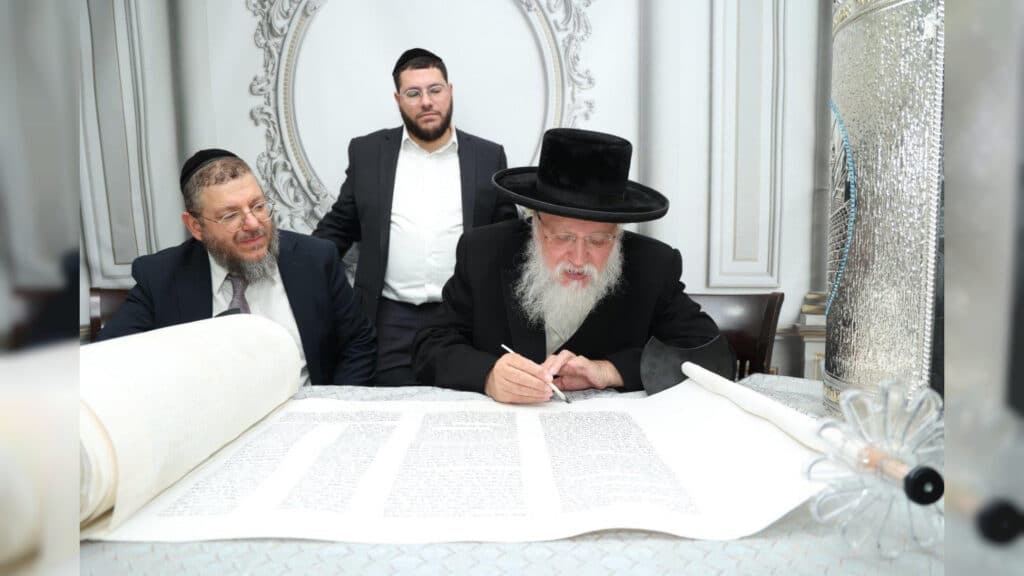 בישיבת אהל תורה מעמד הכנסת ספר תורה חדש