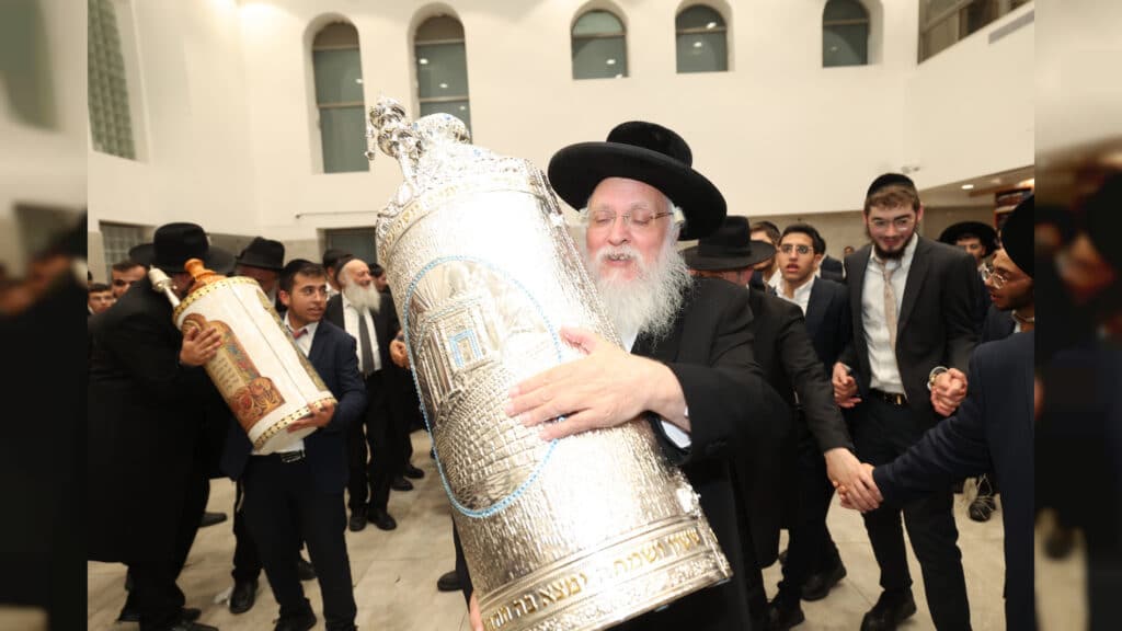בישיבת אהל תורה מעמד הכנסת ספר תורה חדש