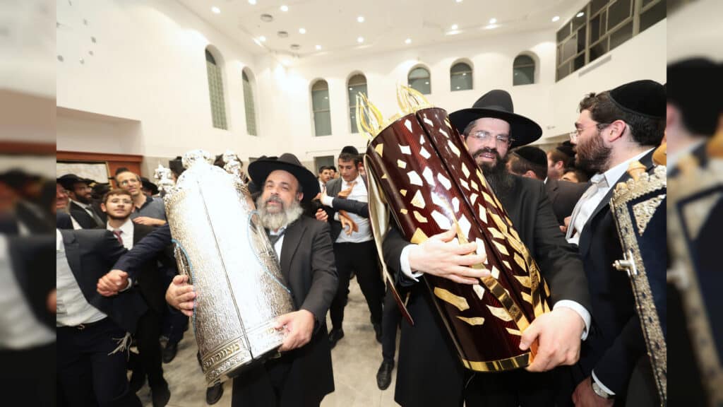 בישיבת אהל תורה מעמד הכנסת ספר תורה חדש