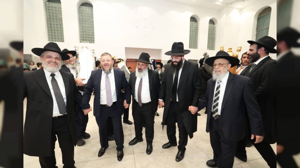 בישיבת אהל תורה מעמד הכנסת ספר תורה חדש