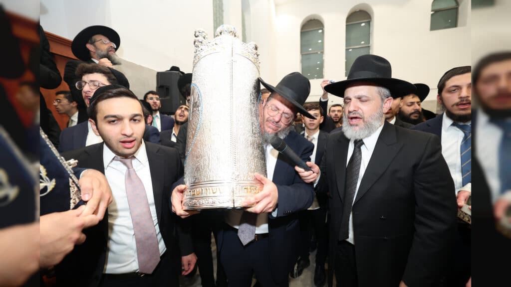 בישיבת אהל תורה מעמד הכנסת ספר תורה חדש