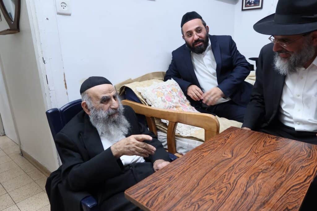 גדולי ישראל עלו לניחום אבלים בבית ראש ישיבת 'פורת יוסף'