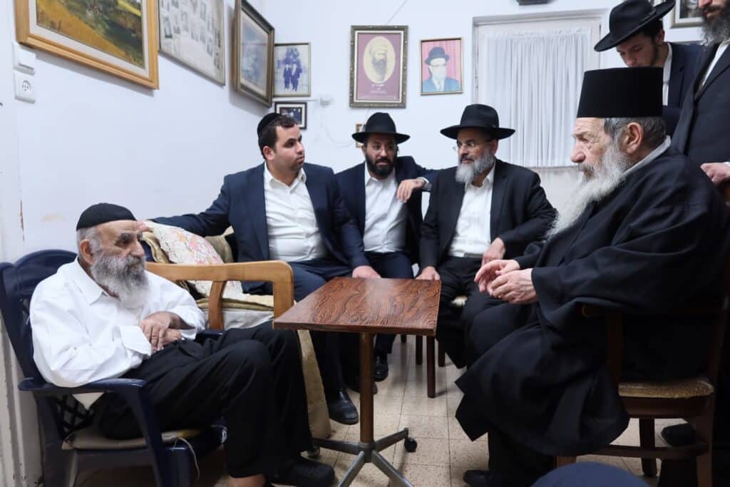 גדולי ישראל עלו לניחום אבלים בבית ראש ישיבת 'פורת יוסף'