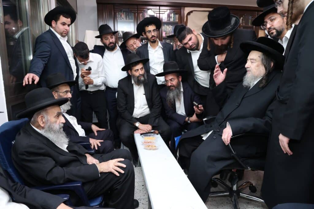 גדולי ישראל עלו לניחום אבלים בבית ראש ישיבת 'פורת יוסף'