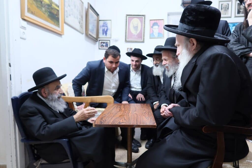 גדולי ישראל עלו לניחום אבלים בבית ראש ישיבת 'פורת יוסף'