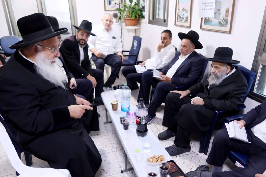 גדולי ישראל עלו לניחום אבלים בבית ראש ישיבת 'פורת יוסף'