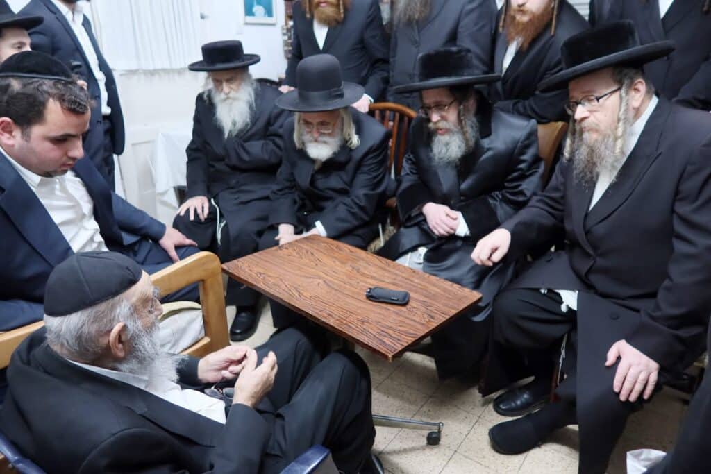 גדולי ישראל עלו לניחום אבלים בבית ראש ישיבת 'פורת יוסף'