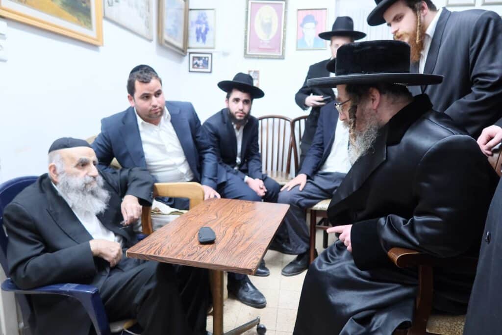 גדולי ישראל עלו לניחום אבלים בבית ראש ישיבת 'פורת יוסף'