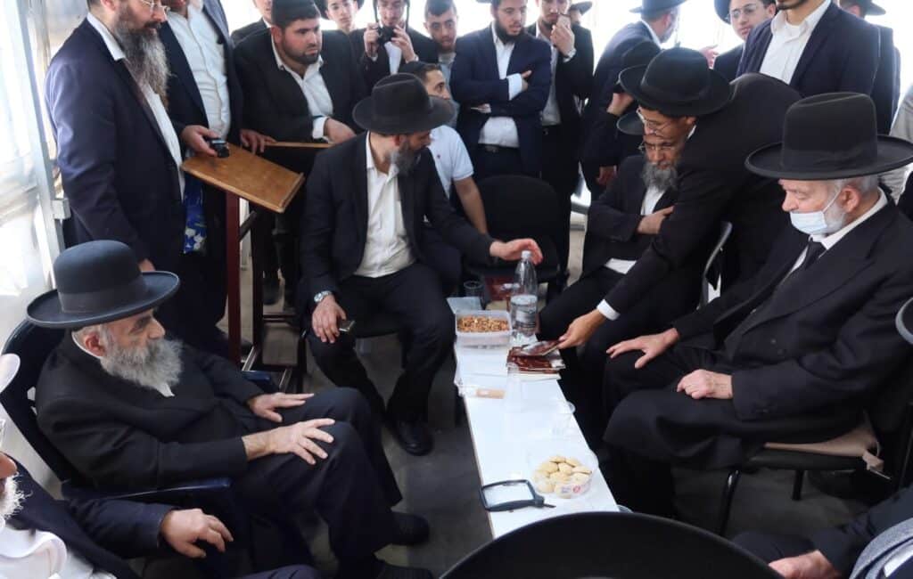 גדולי ישראל עלו לניחום אבלים בבית ראש ישיבת 'פורת יוסף'