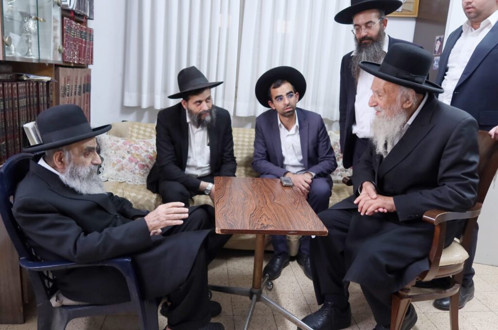 גדולי ישראל עלו לניחום אבלים בבית ראש ישיבת 'פורת יוסף'