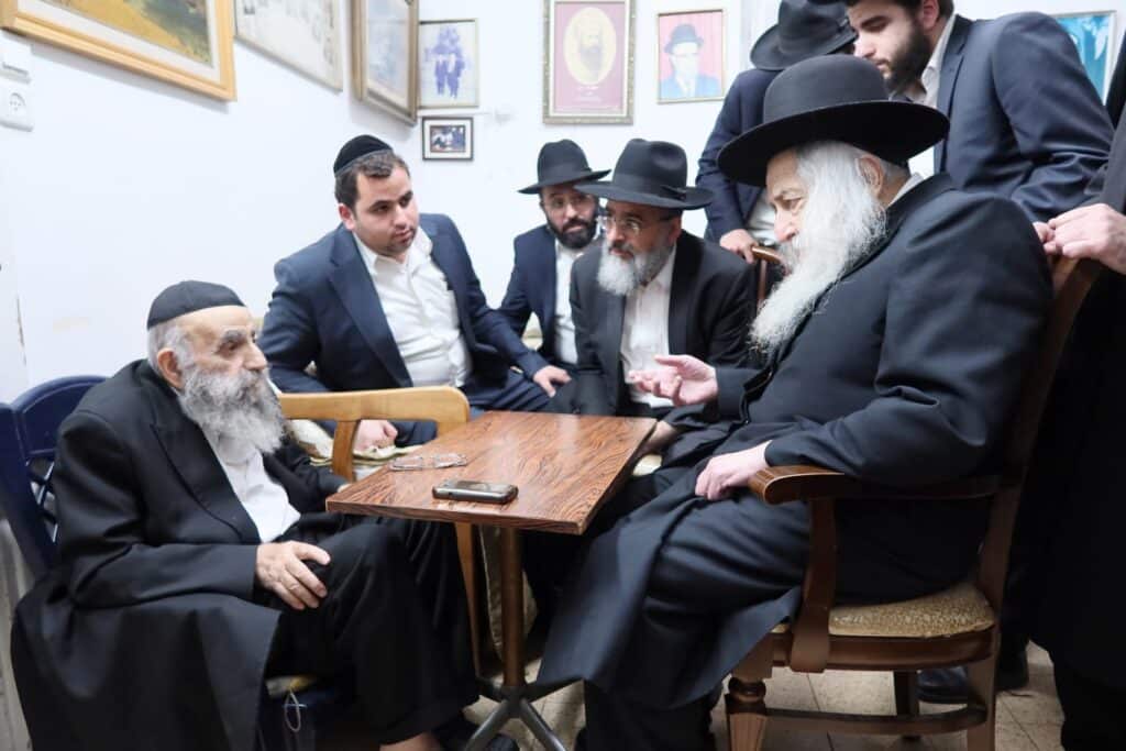 גדולי ישראל עלו לניחום אבלים בבית ראש ישיבת 'פורת יוסף'