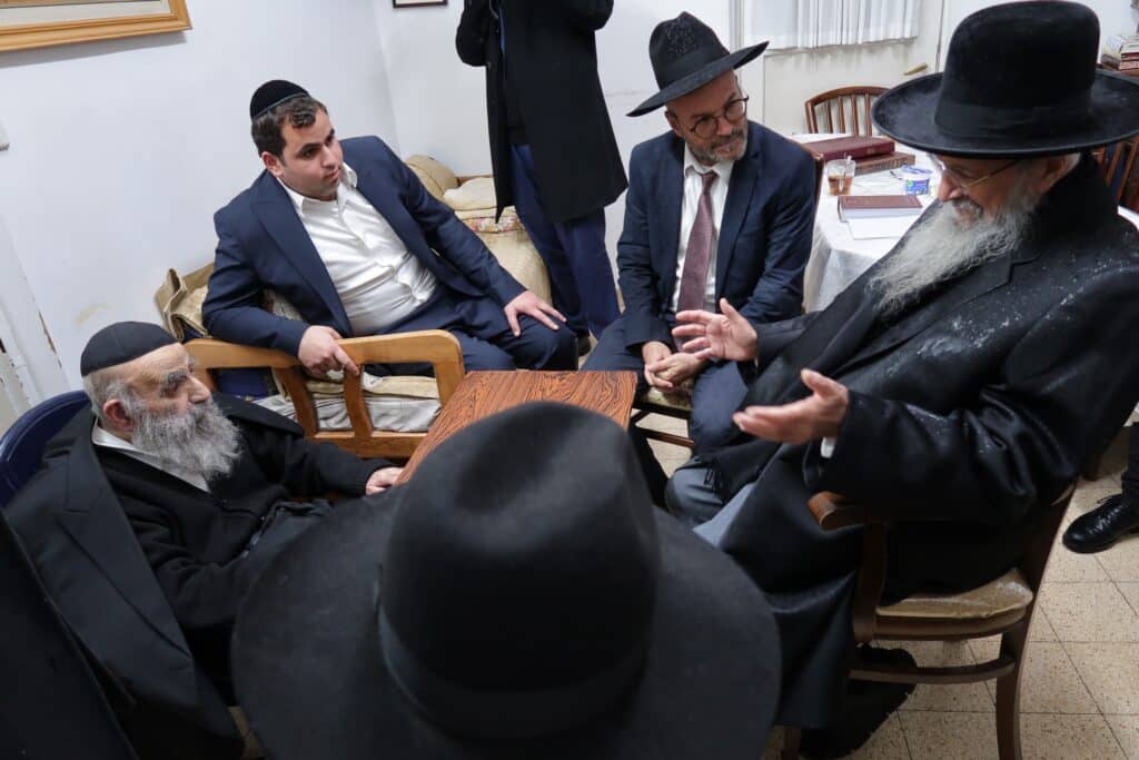 גדולי ישראל עלו לניחום אבלים בבית ראש ישיבת 'פורת יוסף'