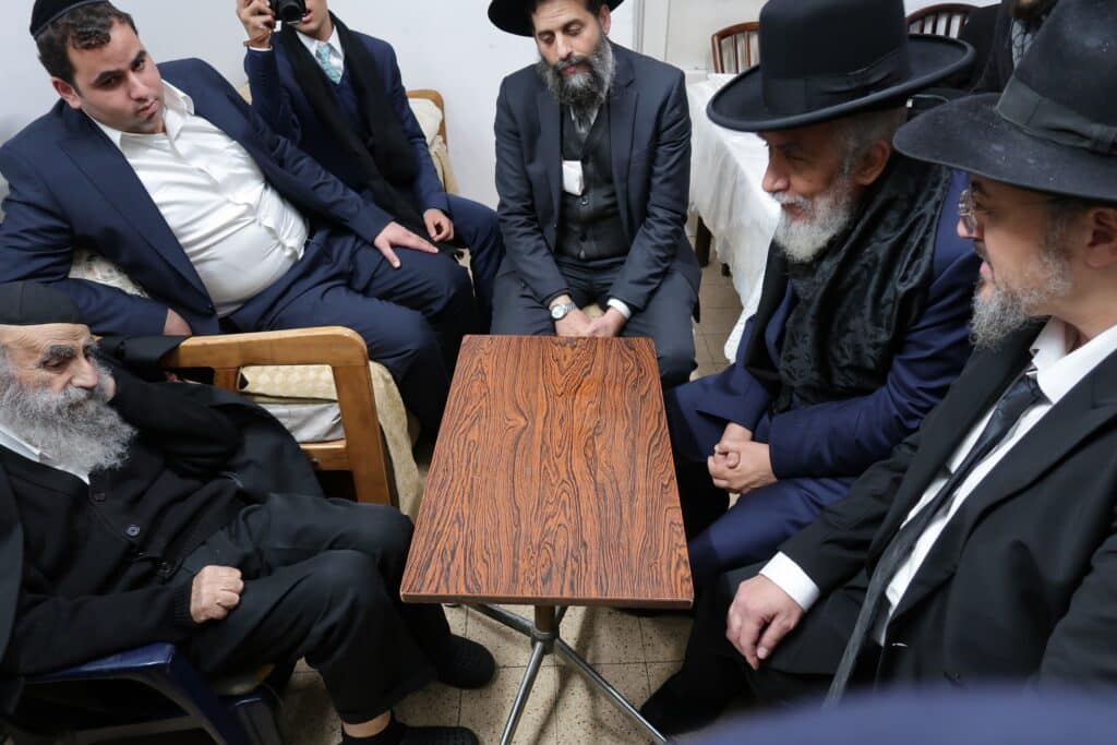 גדולי ישראל עלו לניחום אבלים בבית ראש ישיבת 'פורת יוסף'