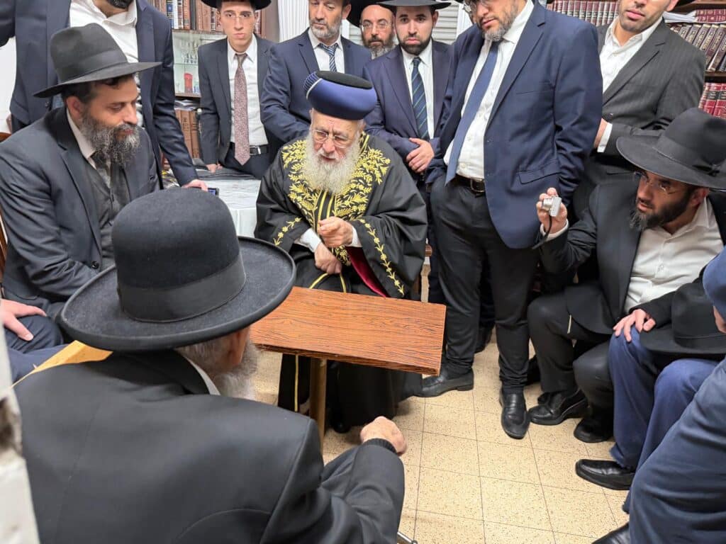 גדולי ישראל עלו לניחום אבלים בבית ראש ישיבת 'פורת יוסף'