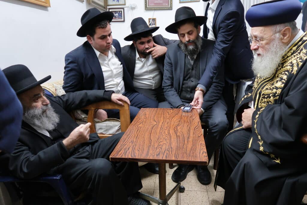 גדולי ישראל עלו לניחום אבלים בבית ראש ישיבת 'פורת יוסף'