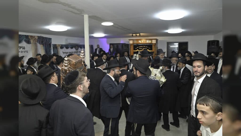 הכנסת ספר תורה והכתרת רב בקהילה החדשה ברכסים