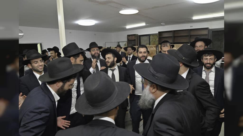 הכנסת ספר תורה והכתרת רב בקהילה החדשה ברכסים